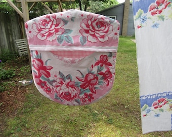 Wasknijperzak - Hergebruikt vintage tafelkleed Roze pioenrozen Iris en houten hanger - Organizer Shabby Farmhouse Cottage