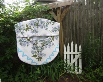 Wasknijperzak - hergebruikt vintage tafelkleed maagdenpalm blauwe bloemen en houten hanger - organizer shabby boerderijhuisje
