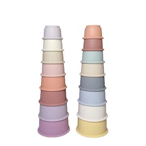 Può includere: Un set di dieci bicchieri impilabili in colori pastello, tra cui lavanda, rosa, pesca, beige e blu. I bicchieri sono in silicone e sono progettati per essere impilati e giocati dai bambini.