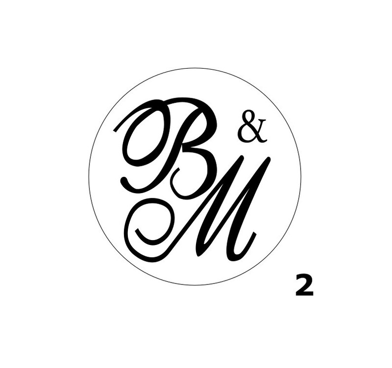 K&ouml;nnte beinhalten: Schwarzwei&szlig;es Monogramm-Logo mit den Buchstaben "B & M" in einer stilisierten Schriftart in einem Kreis.