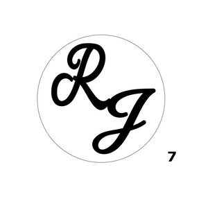 K&ouml;nnte beinhalten: Schwarzwei&szlig;-Illustration der Buchstaben "RJ" in einem Kreis mit der Zahl "7" darunter.