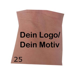 Op de afbeelding: Een lichtbruine, trapeziumvormige stoffen patch met de zwarte tekst 'Dein Logo/ Dein Motiv' in het midden gedrukt, en het getal '25' in het zwart in de linkerbenedenhoek, met een duidelijk zichtbare geweven textuur over het oppervlak.