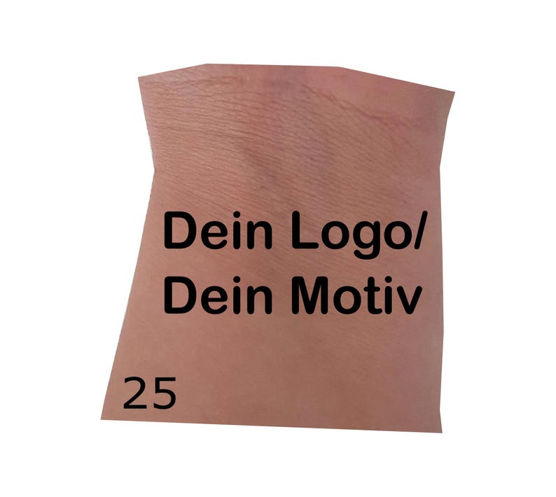 Op de afbeelding: Een lichtbruine, trapeziumvormige stoffen patch met de zwarte tekst 'Dein Logo/ Dein Motiv' in het midden gedrukt, en het getal '25' in het zwart in de linkerbenedenhoek, met een duidelijk zichtbare geweven textuur over het oppervlak.