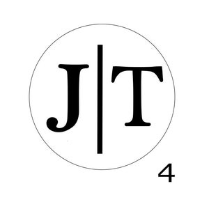 K&ouml;nnte beinhalten: Schwarzwei&szlig;es Logo mit den Buchstaben "J" und "T", die durch eine vertikale Linie getrennt sind. Das Logo befindet sich in einem Kreis und die Zahl "4" befindet sich unter dem Kreis.