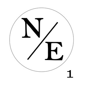 K&ouml;nnte beinhalten: Schwarzwei&szlig;grafik der Buchstaben N und E in einem Kreis mit einer diagonalen Linie durch die Mitte. Die Zahl 1 befindet sich unter dem Kreis.