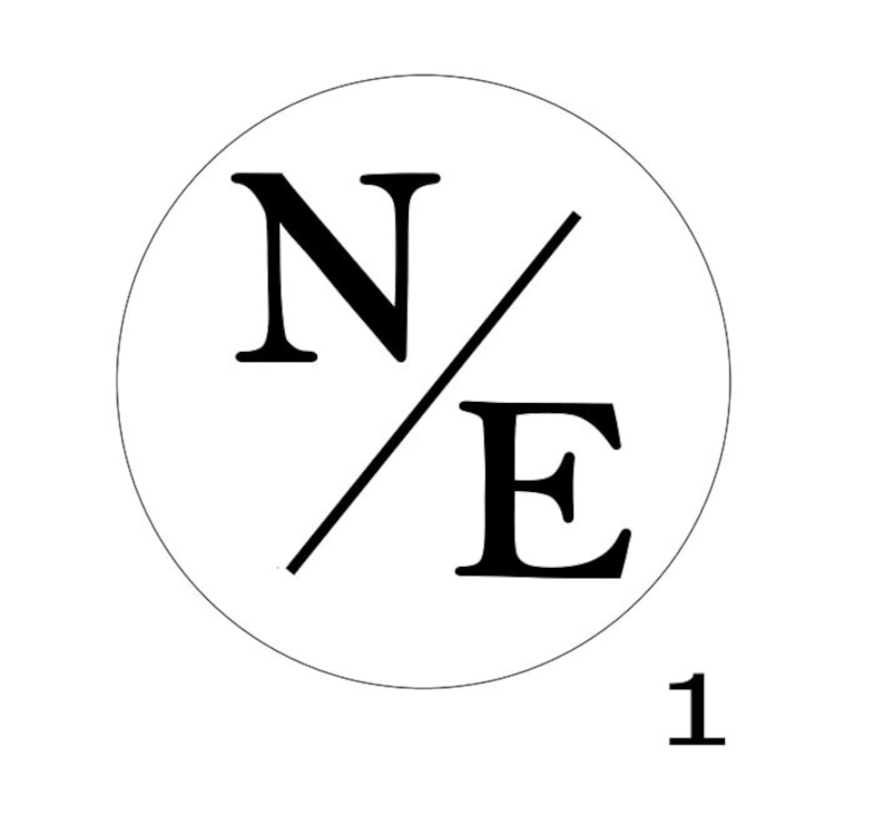 K&ouml;nnte beinhalten: Schwarzwei&szlig;grafik der Buchstaben N und E in einem Kreis mit einer diagonalen Linie durch die Mitte. Die Zahl 1 befindet sich unter dem Kreis.