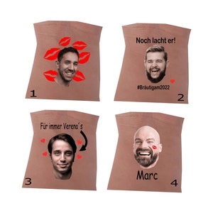 Op de afbeelding: Vier beige stoffen patches met aangepaste bedrukte ontwerpen. Nummer 1 toont een gezicht van een man omringd door rode lippen. Nummer 2 toont een gezicht met de tekst "Noch lacht er! #Br&auml;utigam2022". Nummer 3 toont een gezicht met "F&uuml;r immer Verena's" en rode hartjes. Nummer 4 toont een gezicht met een rode lippenstiftafdruk en de naam "Marc".