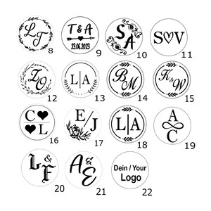 K&ouml;nnte beinhalten: Zweiundzwanzig runde Wachssiegel mit verschiedenen Designs, darunter Initialen, Herzen, Pfeile und florale Motive. Die Siegel sind von 8 bis 22 nummeriert.