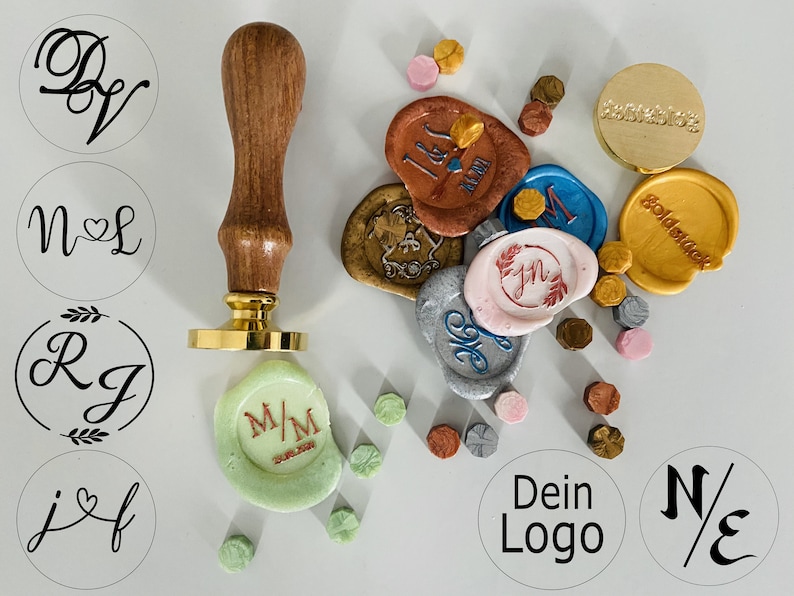 K&ouml;nnte beinhalten: Ein Wachsstempel mit Holzgriff und goldener Basis sowie verschiedene Wachsiegel mit unterschiedlichen Initialen und Designs. Die Siegel sind in verschiedenen Farben, darunter Rot, Gold, Gr&uuml;n, Blau und Silber. Die Siegel befinden sich auf einer wei&szlig;en Oberfl&auml;che. Der Text "Dein Logo" befindet sich auf einem der Siegel.