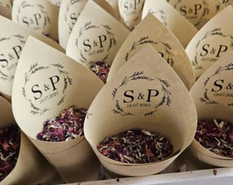 Personalized flower confetti squirrels for weddings – dried flower scatter confetti with names and date, biodegradable, for wedding guests