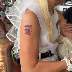 Gepersonaliseerde tatoeages voor vrijgezellenfeesten, bruidstattoo, gepersonaliseerde trouwtatoeages, grappige tijdelijke tatoeages, tatoeages op maat afbeelding 2