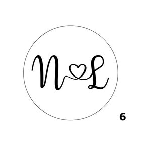 K&ouml;nnte beinhalten: Ein wei&szlig;er Kreis mit schwarzem Rand, der die Buchstaben "N" und "L" enth&auml;lt, die durch ein Herzsymbol verbunden sind. Die Zahl "6" befindet sich unterhalb des Kreises.