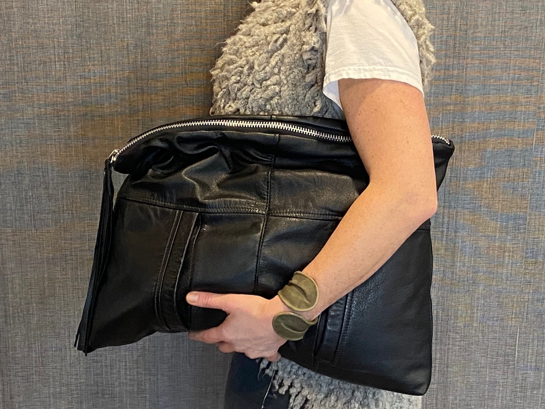 MAX OVERSIZED CLUTCH