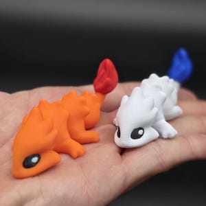Cucciolo di drago di fuoco stampato in 3D: animaletto da scrivania fantasy articolato