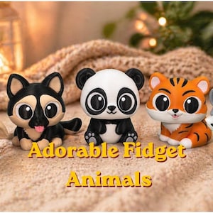 Puede incluir: Una colección de cinco adorables juguetes fidget de animales. Los juguetes incluyen una oveja, un perro, un panda, un tigre y un mapache. El texto "Adorable Fidget Animals" se muestra en amarillo.