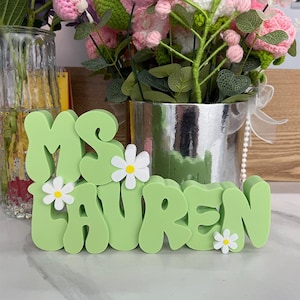 Personalisiertes Lehrer Namensschild, Gänseblümchen, Lehrer Namensschild, Retro Namensschild, groovy Namensschild, Lehrer Geschenk, Kindergarten Geschenk, Büro Namensschild
