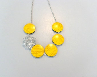 Yellow black necklace with wood effect