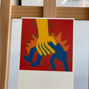 K&ouml;nnte beinhalten: Ein roter Hintergrund mit einer gelben Hand, die nach unten greift, um eine blaue Figur zu greifen. Die Figur rennt von der Hand weg. Der Hintergrund ist mit gelben und roten Punkten gef&uuml;llt.