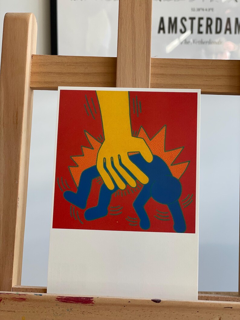 K&ouml;nnte beinhalten: Ein roter Hintergrund mit einer gelben Hand, die nach unten greift, um eine blaue Figur zu greifen. Die Figur rennt von der Hand weg. Der Hintergrund ist mit gelben und roten Punkten gef&uuml;llt.