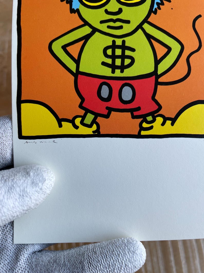 K&ouml;nnte beinhalten: Eine gr&uuml;ne Comicfigur mit einem blauen Irokesenschnitt, die rote Shorts mit einem Dollarzeichen auf der Vorderseite und schwarzen und grauen Kreisen an den Seiten tr&auml;gt. Die Figur steht auf einer gelben Wolke mit schwarzem Umriss.