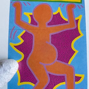 K&ouml;nnte beinhalten: Eine farbenfrohe Illustration einer Person mit einem gro&szlig;en Bauch, die auf einem blauen Hintergrund mit einer rosa und gelben Explosion dahinter steht. Die Person ist orange, mit violetten Umrissen. Der Hintergrund ist hellblau mit einer rosa und gelben Explosion hinter der Person.