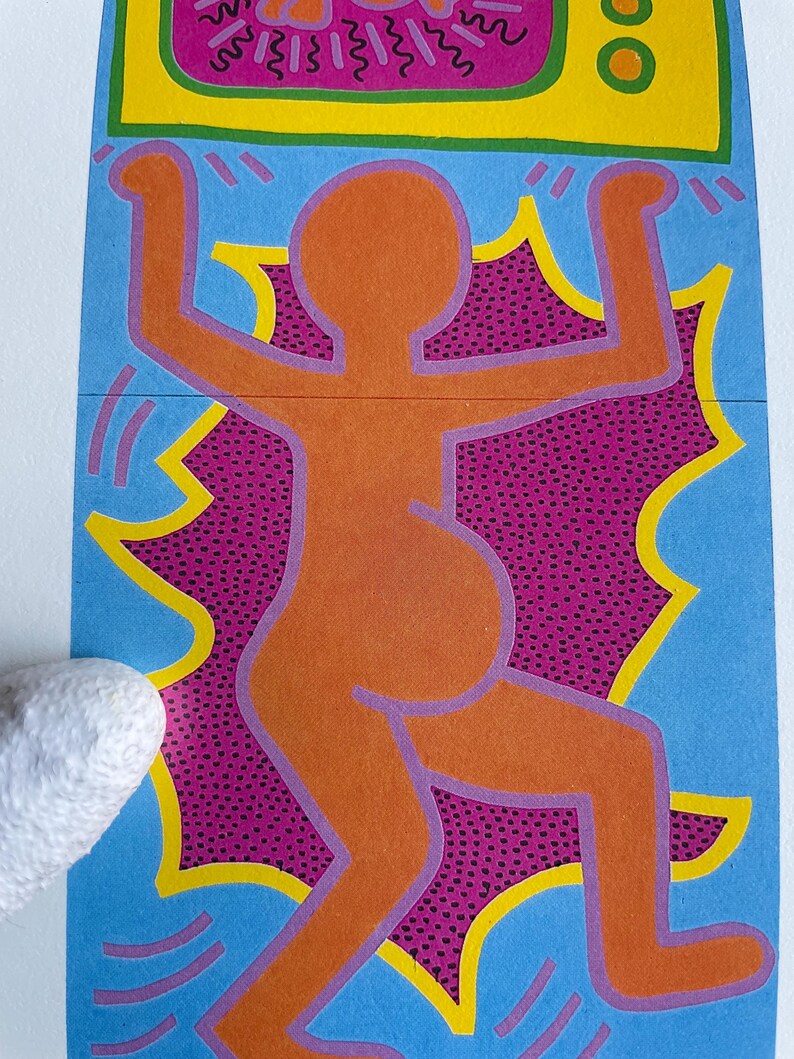 K&ouml;nnte beinhalten: Eine farbenfrohe Illustration einer Person mit einem gro&szlig;en Bauch, die auf einem blauen Hintergrund mit einer rosa und gelben Explosion dahinter steht. Die Person ist orange, mit violetten Umrissen. Der Hintergrund ist hellblau mit einer rosa und gelben Explosion hinter der Person.