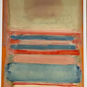 Puede incluir: Pintura abstracta de Mark Rothko, con un gran rectángulo de color marrón apagado en el centro, rodeado de un rectángulo verde claro. La mitad inferior de la pintura está dividida en bandas horizontales de rosa, rojo, azul y blanco.