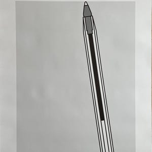 Könnte beinhalten: Eine Schwarzweißillustration eines Stifts auf hellgrauem Hintergrund. Der Text "ADAM MCEWEN" und "Execute" befindet sich oben auf dem Plakat. Der Text "Gagosian New York" und "March 18-April 23, 2022 980 Madison Avenue" befindet sich unten auf dem Plakat.