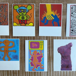 K&ouml;nnte beinhalten: Set mit 10 bunten Kunstdrucken mit verschiedenen abstrakten Designs und Figuren. Die Drucke sind mit wei&szlig;en R&auml;ndern gerahmt und haben eine Vintage-&Auml;sthetik.