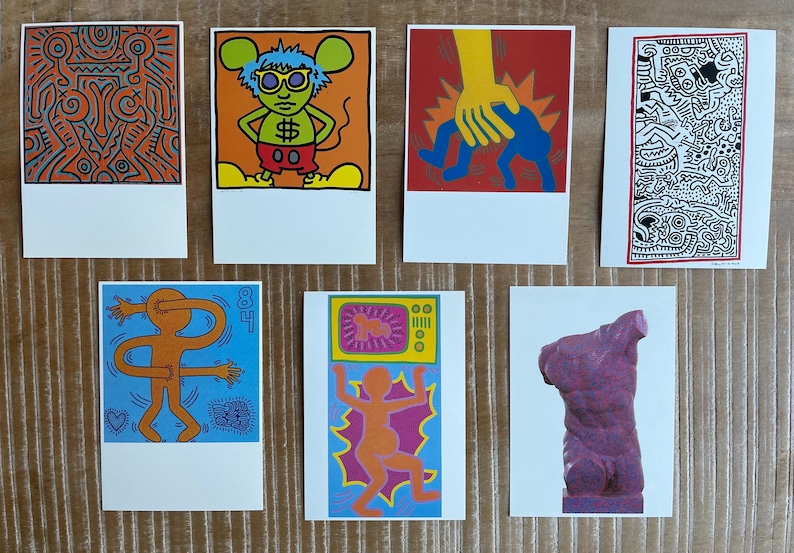 K&ouml;nnte beinhalten: Set mit 10 bunten Kunstdrucken mit verschiedenen abstrakten Designs und Figuren. Die Drucke sind mit wei&szlig;en R&auml;ndern gerahmt und haben eine Vintage-&Auml;sthetik.