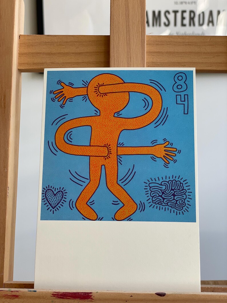 K&ouml;nnte beinhalten: Eine leuchtend orangefarbene Figur mit blauer Umrandung steht auf einem blauen Hintergrund mit einem Herz- und einem Wirbelmuster. Der Arm der Figur ist um ihren Kopf gewickelt. Die Zahl 84 befindet sich in der oberen rechten Ecke.