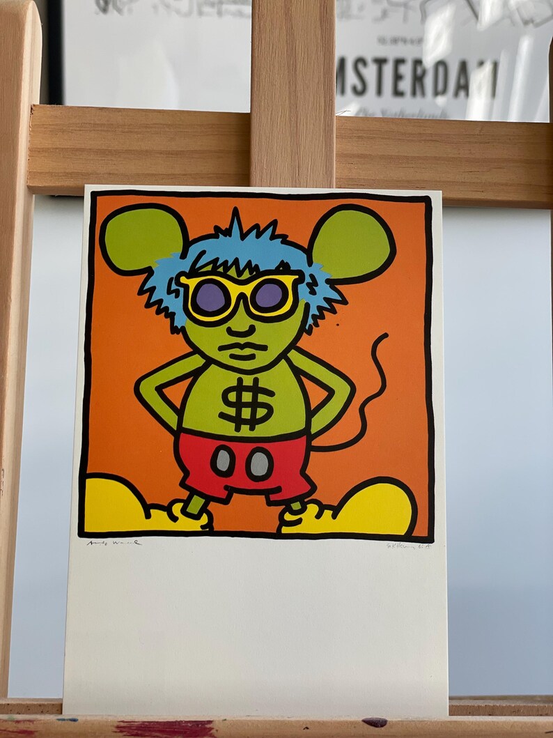 K&ouml;nnte beinhalten: Ein farbenfroher Druck eines Comic-Charakters mit blauen Haaren, gelber Sonnenbrille und einem Dollarzeichen auf der Brust. Der Charakter tr&auml;gt rote Shorts und hat gro&szlig;e gelbe F&uuml;&szlig;e. Der Hintergrund ist orange.