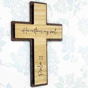 Psalm 23 Kreuz Bibel Vers Wandbehang, Kruzifix Dekoration - ideales Einweihungsgeschenk, Geburtstagsgeschenk. "Er stellt meine Seele wieder her"