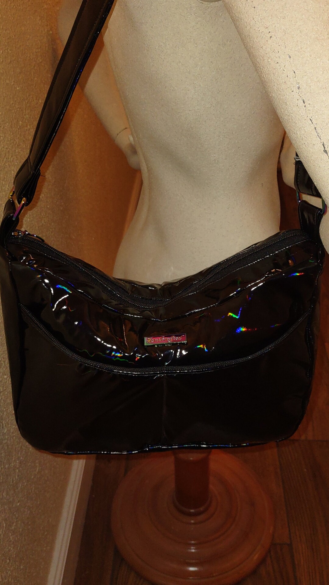 Esprit Small Holographic Shoulder Bag – Kleine Holographische Umhängetasche, Nachhaltig & Stylisch