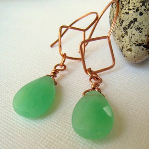 FREE shipping Apple green faceted green glass dangle EARRINGS