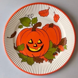 Small Vintage Halloween Round Paper Plate. Anthropomorphic jack o’lantern with leaves! Great graphics!