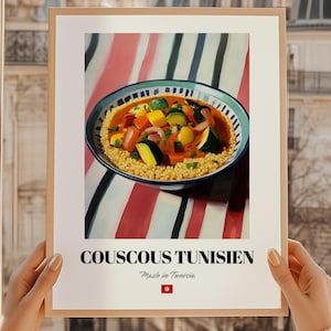 Peut inclure: Une affiche encadrée représentant un plat de couscous tunisien. L'image montre un bol de couscous avec des légumes dans une sauce rouge. Le texte "COUSCOUS TUNISIEN" et "Made in Tunisia" est inclus.