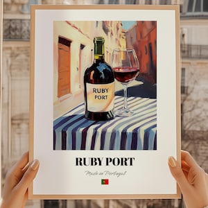 Puede incluir: Una impresión enmarcada que presenta una botella de vino de Oporto Ruby y una copa de vino llena de vino tinto. La botella tiene una etiqueta blanca con el texto "RUBY PORT". La impresión tiene un fondo colorido con el texto "RUBY PORT" y "Made in Portugal".