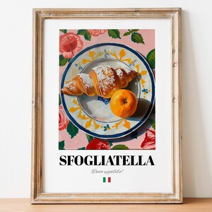 Könnte beinhalten: Ein Gemälde eines Croissants mit Puderzucker, einem ganzen Apfel und einem Teller mit Blumenmuster. Der Teller liegt auf einer rosa Tischdecke mit Blumenmustern. Der Text "Sfogliatella" und "Buon appetito!" ist in Schwarz auf weißem Hintergrund geschrieben.
