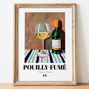 Könnte beinhalten: Ein Gemälde mit einem Glas Weißwein und einer Flasche Pouilly-Fumé-Wein auf einer gestreiften Tischdecke. Der Text "Pouilly-Fumé" ist in schwarzen Buchstaben auf weißem Hintergrund geschrieben, darunter die Worte "Made in France". Unter dem Text befindet sich eine kleine französische Flagge.