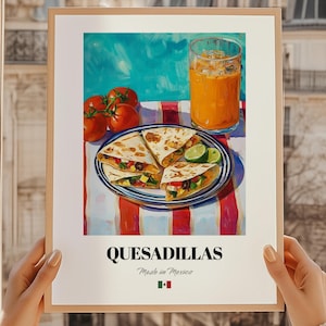 Puede incluir: Una impresión enmarcada con una vibrante ilustración de quesadillas, tomates y un vaso de zumo de naranja con hielo. La impresión incluye la palabra "QUESADILLAS" y "Made in Mexico" con la bandera mexicana.