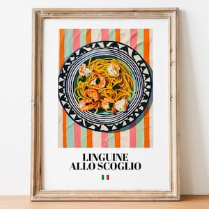 Op de afbeelding: Een ingelijste print van een bord met linguine allo scoglio, een traditioneel Italiaans pastagerecht met zeevruchten, op een kleurrijke gestreepte achtergrond. De tekst "Linguine Allo Scoglio" is onder de afbeelding gedrukt, samen met een kleine Italiaanse vlag.
