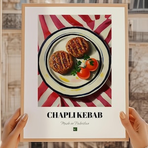 Peut inclure: Une affiche encadrée représentant des chapli kebabs sur une assiette avec des tomates et du persil, sur un fond rayé rouge et blanc. Le texte "CHAPLI KEBAB" est en dessous, avec "Made in Pakistan" et un drapeau pakistanais.