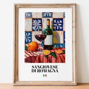 Op de afbeelding: Een schilderij van een stilleven met een glas rode wijn, een fles Sangiovese di Romagna wijn en sinaasappelen op een rood-wit gestreept tafelkleed. De achtergrond is een betegelde muur met blauwe en witte bloemenmotieven.