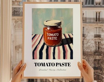 Op de afbeelding: Een ingelijste print met een pot tomatenpuree. De pot is gevuld met een dieprode pasta en heeft een metalen deksel. De woorden "TOMATO PASTE" staan op de pot. De print maakt deel uit van de "Essential Flavors Collection".