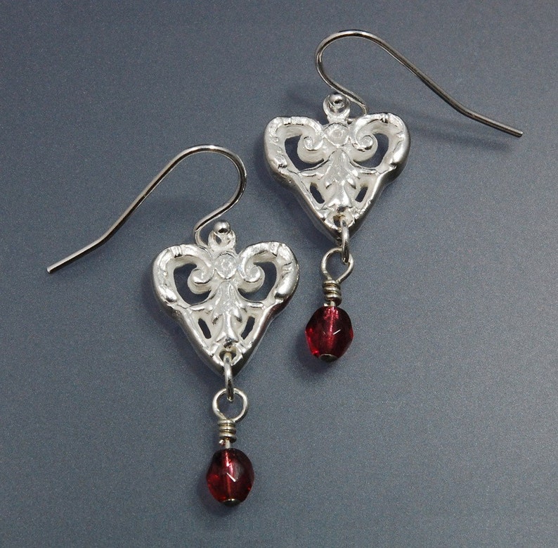 Heart Drop Earrings with Red Accents Bild 4