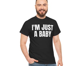 I'm Just a Baby uniseks zwaar katoenen T-shirt | Grappig shirt voor heren, babyshower, verjaardagsfeestje, vrijetijdskleding, dagelijks comfort