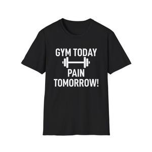 Könnte beinhalten: Schwarzes T-Shirt mit dem weißen Text "GYM TODAY PAIN TOMORROW!" und einer Hantel-Grafik. Das T-Shirt hat einen Rundhalsausschnitt.