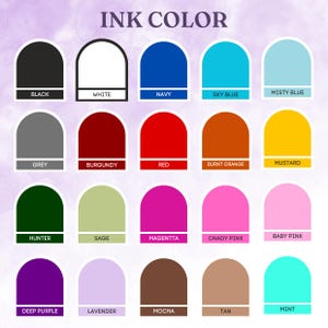 Op de afbeelding: Een kleurenkaart met de titel "INK COLOR" toont 20 inktkleuropties. Kleuren zijn onder meer zwart, wit, marineblauw, hemelsblauw, mistblauw, grijs, bordeauxrood, rood, verbrand oranje, mosterd, jagergroen, salie, magenta, snoeproze, babyroze, dieppaars, lavendel, mokka, tan en mint.