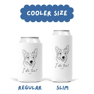 Op de afbeelding: Twee witte blikjeskoelers met een zwart-witte hondenillustratie en de tekst "I do too! -LILY". E&eacute;n koeler is gelabeld "REGULAR" en de andere "SLIM". De tekst "COOLER SIZE" staat erboven.